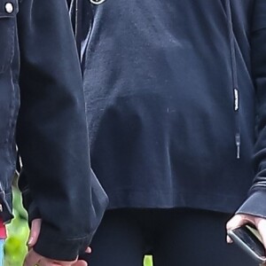 Exclusif - Joe Jonas et sa femme Sophie Turner (enceinte) prennent l'air pendant l'épidémie de coronavirus (COVID-19) à Los Angeles le 12 mai 2020.