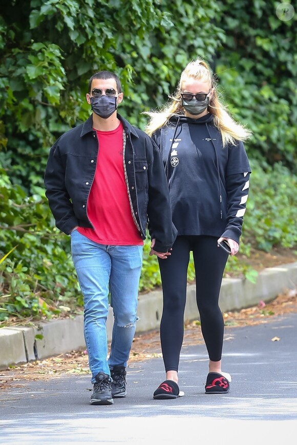 Exclusif - Joe Jonas et sa femme Sophie Turner (enceinte) prennent l'air pendant l'épidémie de coronavirus (COVID-19) à Los Angeles le 12 mai 2020.