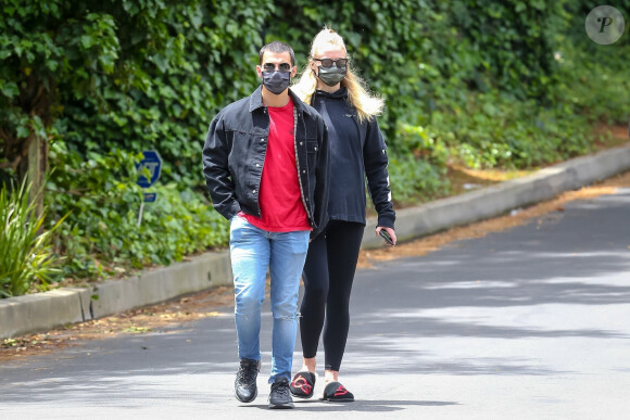 Exclusif - Joe Jonas et sa femme Sophie Turner (enceinte) prennent l'air pendant l'épidémie de coronavirus (COVID-19) à Los Angeles le 12 mai 2020.