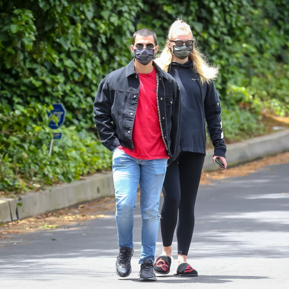 Exclusif - Joe Jonas et sa femme Sophie Turner (enceinte) prennent l'air pendant l'épidémie de coronavirus (COVID-19) à Los Angeles le 12 mai 2020.