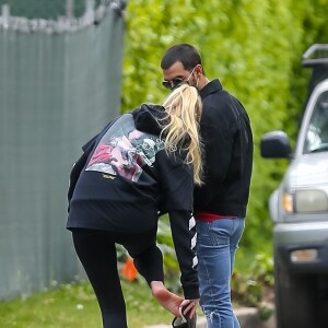 Exclusif - Joe Jonas et sa femme Sophie Turner (enceinte) prennent l'air pendant l'épidémie de coronavirus (COVID-19) à Los Angeles le 12 mai 2020.