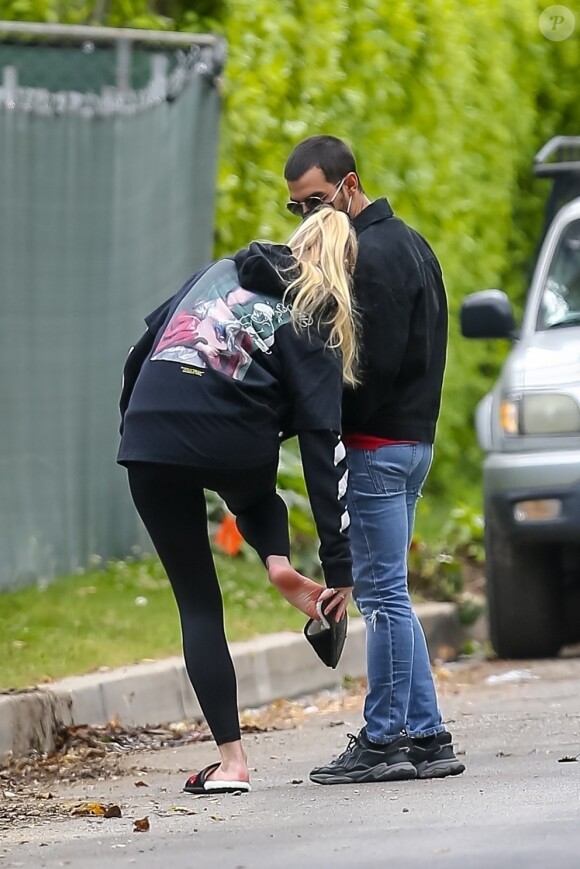 Exclusif - Joe Jonas et sa femme Sophie Turner (enceinte) prennent l'air pendant l'épidémie de coronavirus (COVID-19) à Los Angeles le 12 mai 2020.