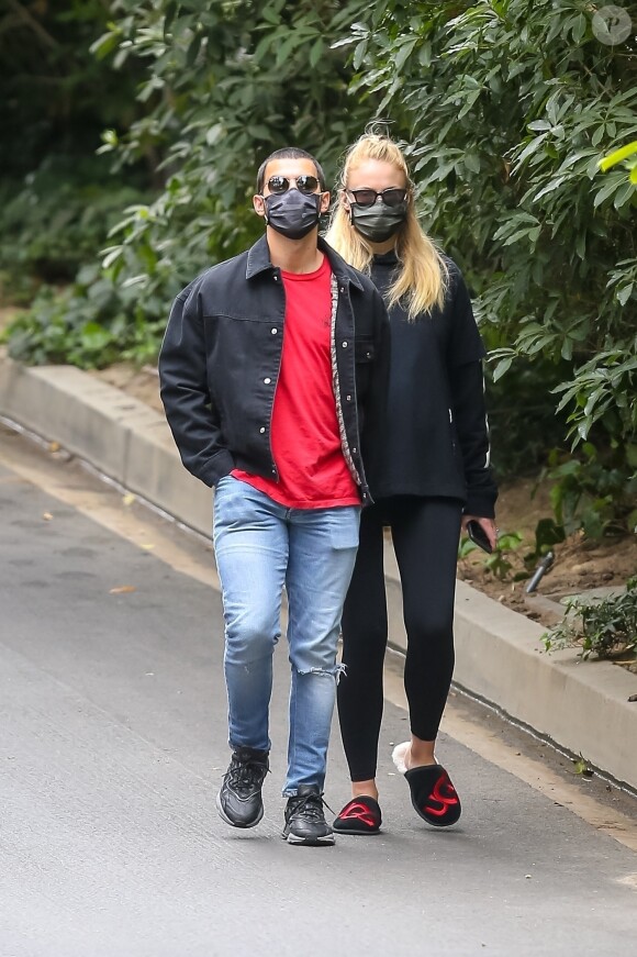 Exclusif - Joe Jonas et sa femme Sophie Turner (enceinte) prennent l'air pendant l'épidémie de coronavirus (COVID-19) à Los Angeles le 12 mai 2020.