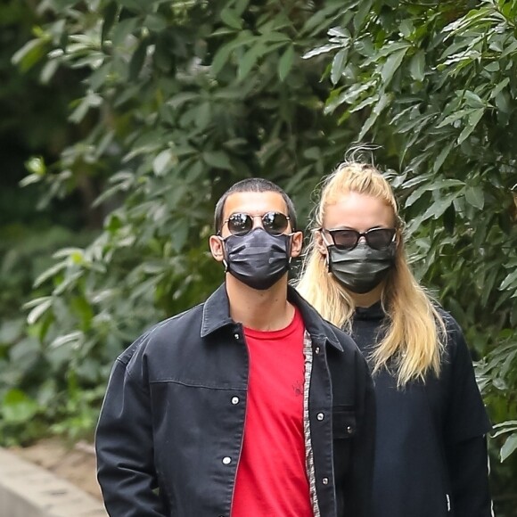 Exclusif - Joe Jonas et sa femme Sophie Turner (enceinte) prennent l'air pendant l'épidémie de coronavirus (COVID-19) à Los Angeles le 12 mai 2020.