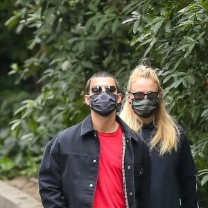Exclusif - Joe Jonas et sa femme Sophie Turner (enceinte) prennent l'air pendant l'épidémie de coronavirus (COVID-19) à Los Angeles le 12 mai 2020.