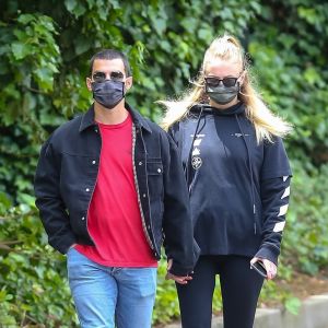 Exclusif - Joe Jonas et sa femme Sophie Turner (enceinte) prennent l'air pendant l'épidémie de coronavirus (COVID-19) à Los Angeles le 12 mai 2020.