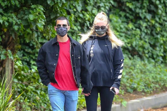 Exclusif - Joe Jonas et sa femme Sophie Turner (enceinte) prennent l'air pendant l'épidémie de coronavirus (COVID-19) à Los Angeles le 12 mai 2020.