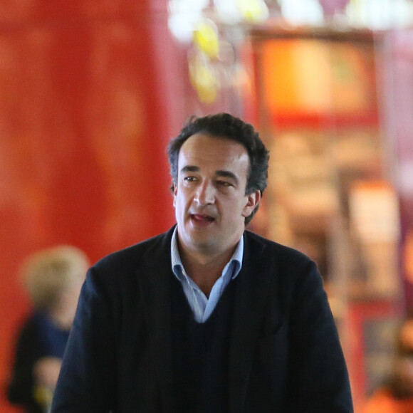 Exclusif - Mary-Kate Olsen et son fiancé Olivier Sarkozy à l'aéroport Roissy-Charles-de-Gaulle pour se rendre à New York après leur séjour à Paris, le 6 avril 2014.