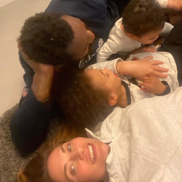 Ariane Brodier avec son compagnon Fulgence Ouedraogo et leurs deux enfants. L'animatrice a fait son bilan positif du confinement sur Instagram le 11 mai 2020. 