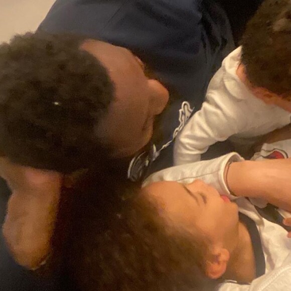 Ariane Brodier avec son compagnon Fulgence Ouedraogo et leurs deux enfants. L'animatrice a fait son bilan positif du confinement sur Instagram le 11 mai 2020. 