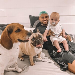 Thibault Kuro avec son fils Maylone et ses chiens June et Guizmo, le 6 mai 2020, sur Instagram