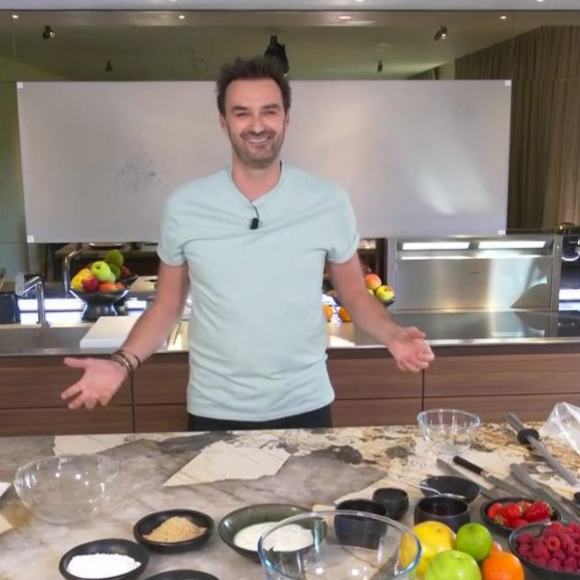 Cyril Lignac aux commandes de "Tous en cuisine" avec ses invités - M6