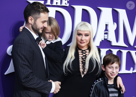 Christina Aguilera avec son fiancé Matthew Rutler et ses enfants Max Liron Bratman et Summer Rain Rutle à la première de The Addams Family dans le quartier de Westfield Century City à Los Angeles, le 6 octobre 2019