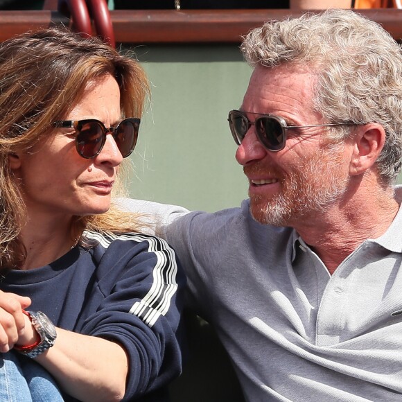 Denis Brogniart et sa femme Hortense dans les tribunes des internationaux de tennis de Roland Garros à Paris, jour 3, le 29 mai 2018. Cyril Moreau / Dominique Jacovides / Bestimage