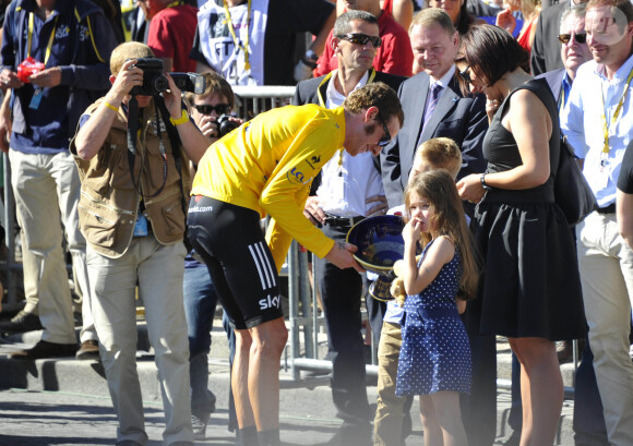Bradley Wiggins (vainqueur du Tour de France 2012) avec sa femme Cath et leurs deux enfants - Arrivée de la 99e édition du Tour de France le 22 juillet 2012.