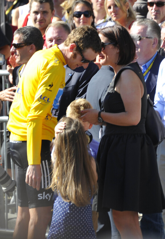 Bradley Wiggins (vainqueur du Tour de France 2012) avec sa femme Cath et leurs deux enfants - Arrivée de la 99e édition du Tour de France le 22 juillet 2012.