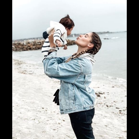 Jesta portant son fils Juliann à la plage, sur Instagram, le 14 novembre 2019.