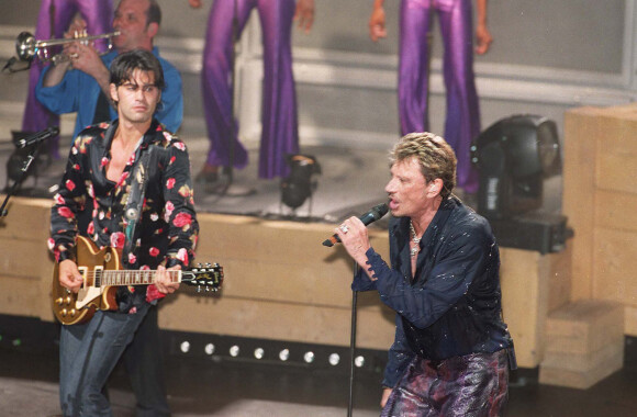 Exclusif- Concert de Johnny Hallyday à l'Olympia, ici avec Manu Lanvin sur scène, le 28 juillet 2000. ©DANIEL ANGELI / BESTIMAGE