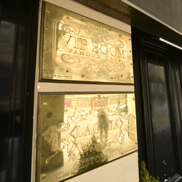 Boite de Nuit VIP Room - Confinement et contrôles de police à Paris le 17 mars 2020. Le 16 mars, le président de la République a placé la France en confinement avec des restrictions fortes pour la circulation des personnes. Ces mesures sont prises pour freiner la progression de l'épidémie de Coronavirus (COVID-19). Le bilan, qui évolue chaque jour est de 175 décès, 7.730 cas confirmés. © JB Autissier / Panoramic / Bestimage  Confinement and police controls in Paris on March 17, 2020. On March 16, the President of the Republic placed France in containment with strong restrictions for the movement of people. These measures are being taken to curb the spread of the Coronavirus (COVID-19) epidemic. The assessment, which evolves every day is 175 deaths, 7,730 confirmed cases17/03/2020 - Paris