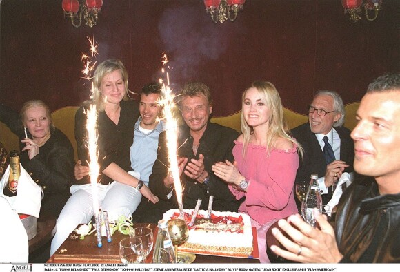 Luana et Paul Belmondo, Johnny et Laeticia Hallyday - 25e anniversaire de Laeticia Hallyday au VIP Room à Paris, avec Jean Roch. Le 19 mars 2000.