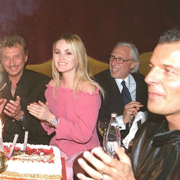 Luana et Paul Belmondo, Johnny et Laeticia Hallyday - 25e anniversaire de Laeticia Hallyday au VIP Room à Paris, avec Jean Roch. Le 19 mars 2000.