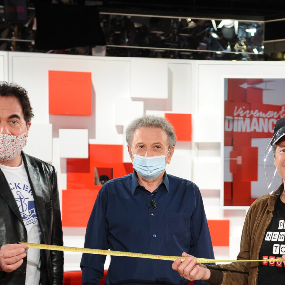 Exclusif - Michel Drucker (porte un masque) , Eric Carrere, Francis Ginibre et Emmanuel Chaunu - Enregistrement de l'émission ' Vivement Dimanche ' au studio Gabriel consacrée aux Chevaliers du fiel le 13 mai 2020 . Diffusion le 24 mai 2020 sur France 2. © Guillaume Gaffiot / Bestimage