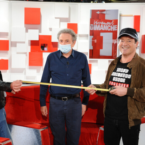 Exclusif - Michel Drucker (porte un masque) , Eric Carrere et Francis Ginibre - Enregistrement de l'émission ' Vivement Dimanche ' au studio Gabriel consacrée aux Chevaliers du fiel le 13 mai 2020. Diffusion le 24 mai 2020 sur France 2. © Guillaume Gaffiot / Bestimage