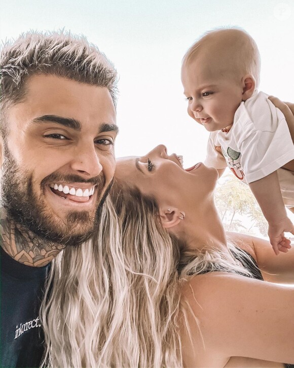 Jessica Thivenin avec son fils Maylone et son mari Thibault, avril 2020