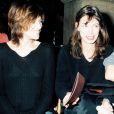 Charlotte Gainsbourg, Kate Barry et Jane Birkin au défilé de John Galliano à Paris en mars 1997