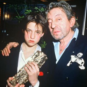 Charlotte Gainsbourg et son père Serge lors de la cérémonie des César qui la voit triompher pour "L'Effrontée, le 23 février 1986.