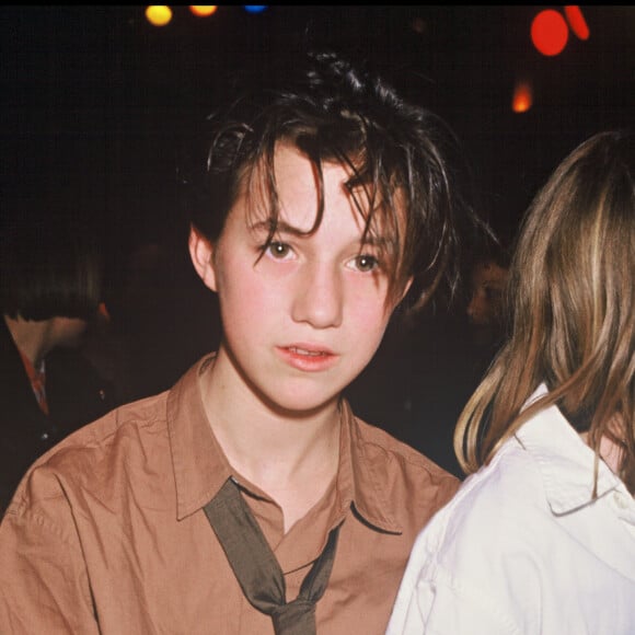 Archives - Charlotte Gainsbourg au défilé de Kate Barry à Paris. Le 21 mars 1985.