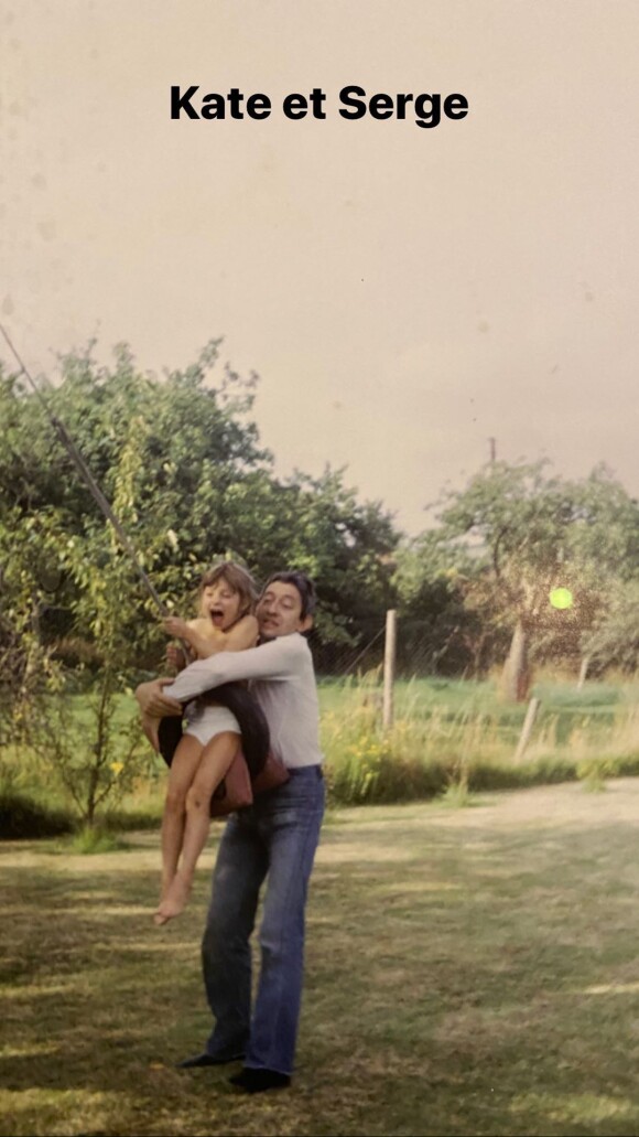 Charlotte Gainsbourg a dévoilé une photo de sa soeur Kate et de son père, le samedi 23 mai 2020.