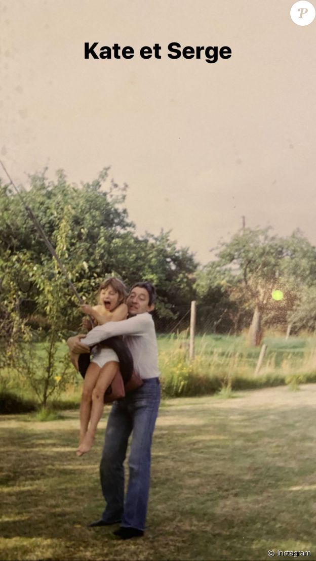 Charlotte Gainsbourg a dévoilé une photo de sa soeur Kate et de son père, le samedi 23 mai 2020.