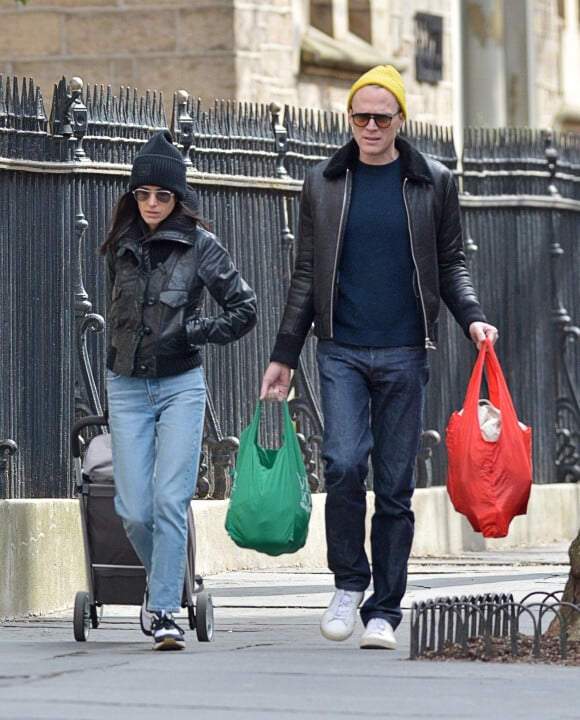 Exclusif - Jennifer Connelly et son mari Paul Bettany font leurs courses dans les rues de New York le 10 mars 2020.