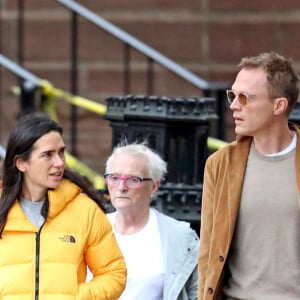 Exclusif - Jennifer Connelly et son mari Paul Bettany se promènent à New York, le 9 octobre 2019.