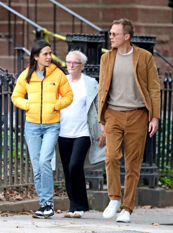 Exclusif - Jennifer Connelly et son mari Paul Bettany se promènent à New York, le 9 octobre 2019.