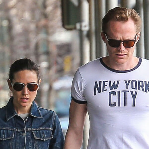 Jennifer Connelly et son mari Paul Bettany se promènent, main dans la main, dans les rues de New York, le 15 avril 2015