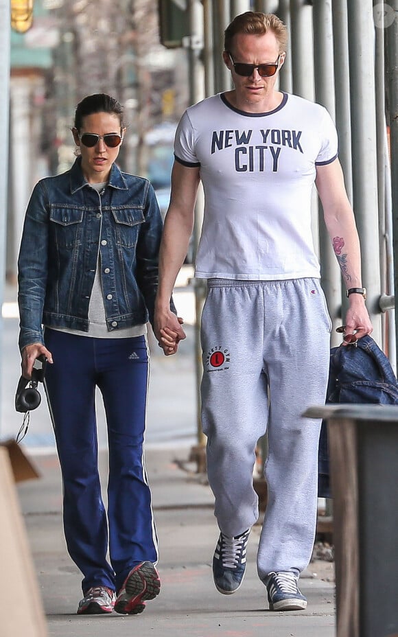 Jennifer Connelly et son mari Paul Bettany se promènent, main dans la main, dans les rues de New York, le 15 avril 2015
