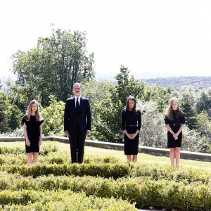 Le roi d'Espagne Felipe VI, la reine Letizia, la princesse Leonor, l'infante Sofia - La famille royale d'Espagne lors d'une minute de silence en hommage aux victimes du coronavirus (COVID-19) à Madrid le 27 mai 2020.