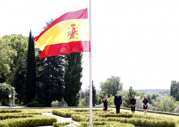 Le roi d'Espagne Felipe VI, la reine Letizia, la princesse Leonor, l'infante Sofia - La famille royale d'Espagne lors d'une minute de silence en hommage aux victimes du coronavirus (COVID-19) à Madrid le 27 mai 2020.