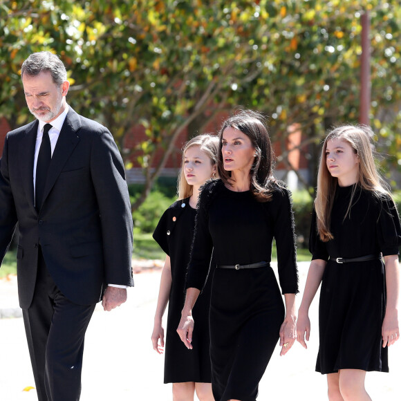 Le roi d'Espagne Felipe VI, la reine Letizia, la princesse Leonor, l'infante Sofia - La famille royale d'Espagne lors d'une minute de silence en hommage aux victimes du coronavirus (COVID-19) à Madrid le 27 mai 2020.