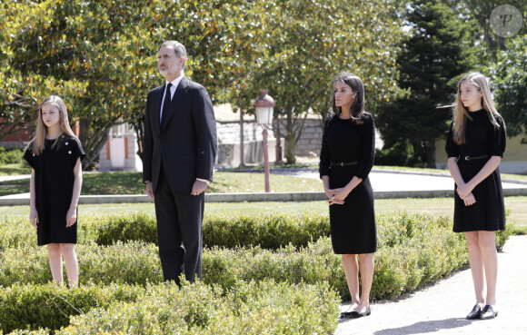 Le roi d'Espagne Felipe VI, la reine Letizia, la princesse Leonor, l'infante Sofia - La famille royale d'Espagne lors d'une minute de silence en hommage aux victimes du coronavirus (COVID-19) à Madrid le 27 mai 2020.