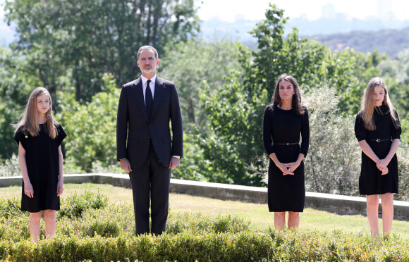 Le roi d'Espagne Felipe VI, la reine Letizia, la princesse Leonor, l'infante Sofia - La famille royale d'Espagne lors d'une minute de silence en hommage aux victimes du coronavirus (COVID-19) à Madrid le 27 mai 2020.