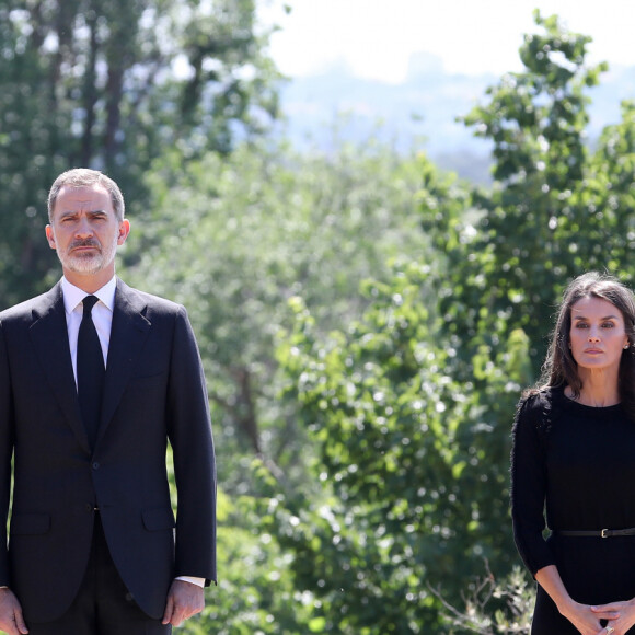 Le roi d'Espagne Felipe VI, la reine Letizia, la princesse Leonor, l'infante Sofia - La famille royale d'Espagne lors d'une minute de silence en hommage aux victimes du coronavirus (COVID-19) à Madrid le 27 mai 2020.