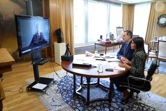 Le roi Felipe VI et la reine Letizia d'Espagne participent à une vidéoconférence avec le groupe Carrefour et sa fondation au Palais de la Zarzuela le 26 mai 2020 à Madrid.