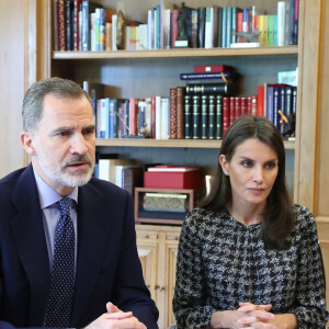 Le roi Felipe VI et la reine Letizia d'Espagne participent à une vidéoconférence avec le groupe Carrefour et sa fondation au Palais de la Zarzuela le 26 mai 2020 à Madrid.