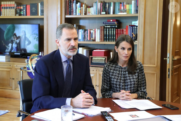 Le roi Felipe VI et la reine Letizia d'Espagne participent à une vidéoconférence avec le groupe Carrefour et sa fondation au Palais de la Zarzuela le 26 mai 2020 à Madrid.