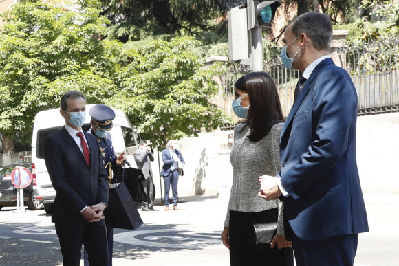 Le roi Felipe d'Espagne et la reine Letizia assistent à un comité scientifique sur l'impact de la pandémie de coronavirus (COVID-19) à l'institut royal Elcano à Madrid le 25 mai 2020.