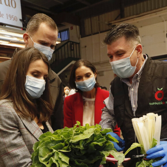 Le roi Felipe d'Espagne et la reine Letizia visitent Mercamadrid, le plus grand marché d'Espagne pendant l'épidémie de coronavirus (COVID-19) le 21 mai 2020.