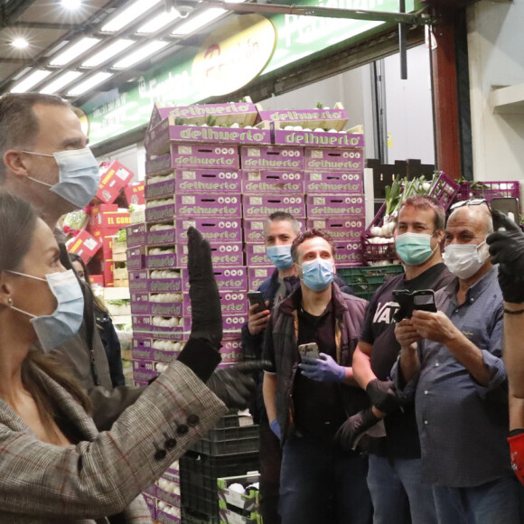 Le roi Felipe VI et la reine Letizia d'Espagne, masqués en raison de l'épidémie de coronavirus (Covid-19), visitent le marché de Madrid, le 21 mai 2020.